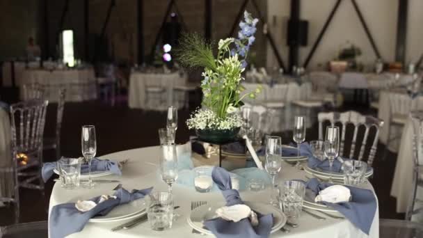 在婚宴上 餐厅里摆满了装饰的节日餐桌 — 图库视频影像