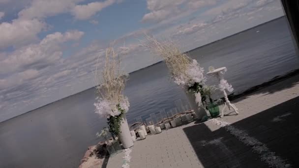 Όμορφη Γαμήλια Αψίδα Κοντά Στη Θάλασσα Καλοκαίρι — Αρχείο Βίντεο