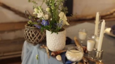 Bir restoranda şenlik masasında deniz tarzı dekorasyon.