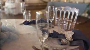 Düğün için dekorasyonu olan bir restoranda şenlik masası.