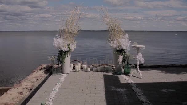 海の水を背景に美しい結婚式のアーチ — ストック動画