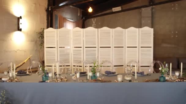 Newlyweds Wedding Table Restaurant Decor — Stock Video