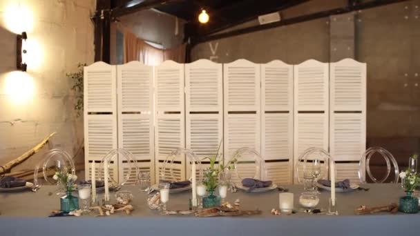 Pasgetrouwde Bruidstafel Een Restaurant Met Decor — Stockvideo