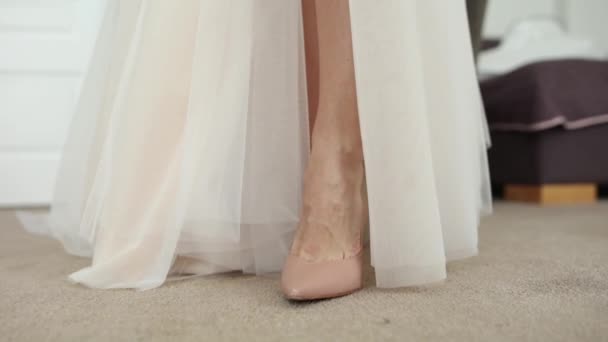 Menyasszony Lábai Cipőben Esküvői Ruhában — Stock videók
