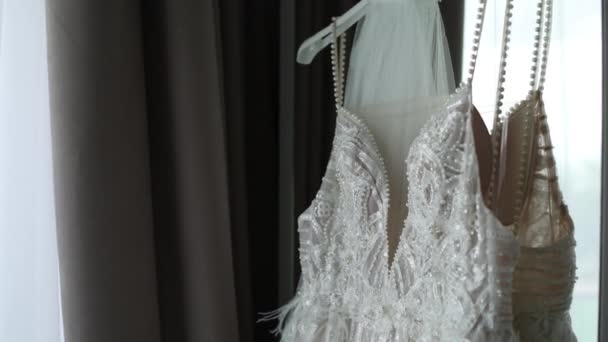 Hochzeitskleid Das Morgens Zimmer Der Braut Kleiderschrank Hängt — Stockvideo