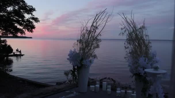 夕阳西下时 在水边举行婚礼 — 图库视频影像
