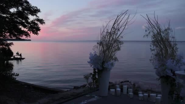 Arco Boda Noche Cerca Del Agua Atardecer — Vídeos de Stock