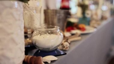 Deniz tarzında bir restoranda düğün masasında dekor.