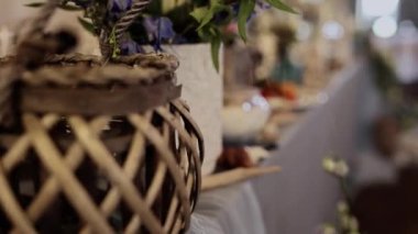 Deniz tarzında bir restoranda düğün masasında dekor.