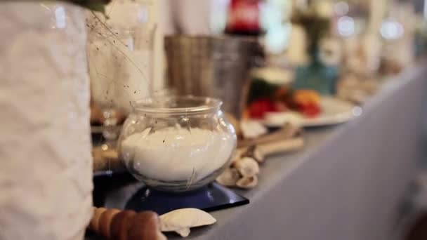 Dekoráció Esküvői Asztalon Egy Étteremben Tengeri Stílusban — Stock videók