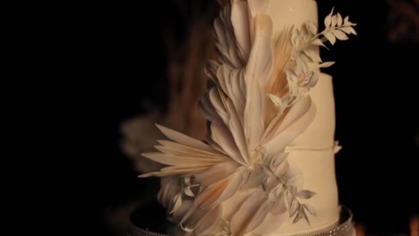 krásný svatební dort v blízkosti svatební oblouk ve večerních hodinách