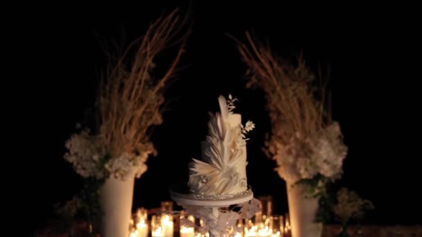 Schöne Hochzeitstorte Der Nähe Des Hochzeitsbogens Abend — Stockvideo