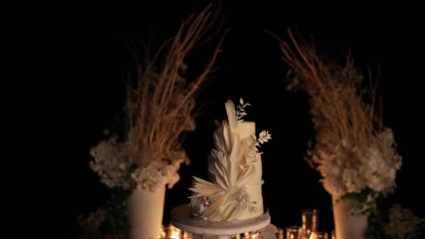 Schöne Hochzeitstorte Der Nähe Des Hochzeitsbogens Abend — Stockvideo