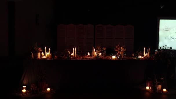 Schöne Kerzen Abend Auf Dem Tisch Restaurant — Stockvideo