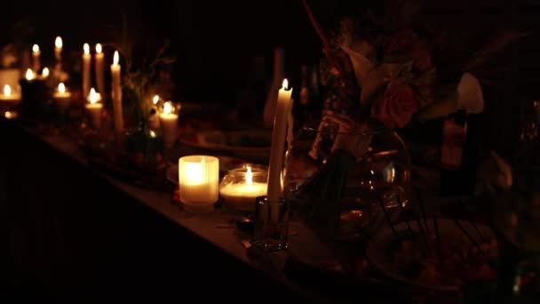 Όμορφα Κεριά Βράδυ Στο Τραπέζι Στο Εστιατόριο — Αρχείο Βίντεο