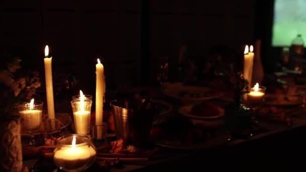 Belle Candele Sera Sul Tavolo Del Ristorante — Video Stock