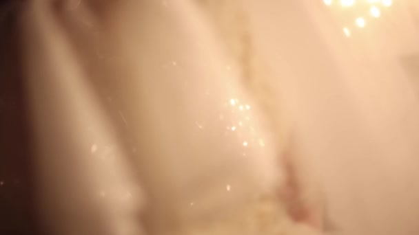 花嫁のウェディングドレスがスパンコールで美しく輝きます — ストック動画