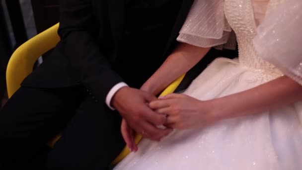 Noiva Noivo Mãos Dadas Cidade Casamento — Vídeo de Stock