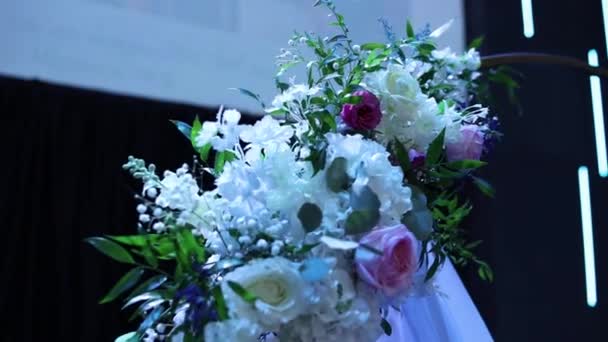 式典の結婚式のアーチの近くの美しい装飾 — ストック動画
