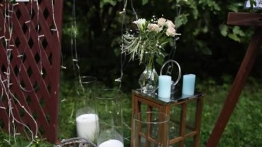 Törende düğün kemerinin yanında güzel bir dekor.