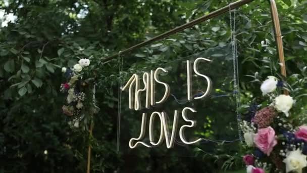 Est Inscription Amour Dans Rue Mariage — Video