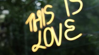 Bu düğünde sokakta yazılmış bir aşk yazısı.