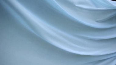 Rüzgarın altında mavi kumaş ekran koruyucusunun arkaplanı