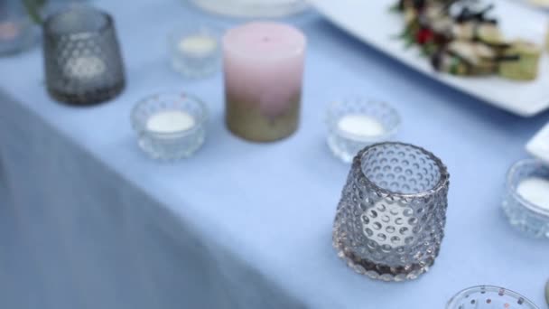 餐厅的节日桌上点缀着蜡烛 — 图库视频影像