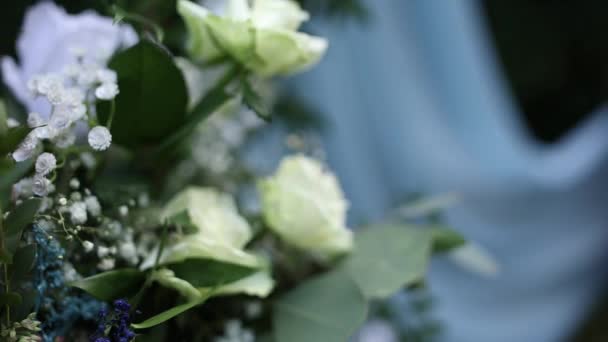 婚礼拱顶上美丽的花朵装饰 — 图库视频影像
