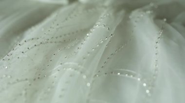 Gelinin gelinliği, pullu yakın plan.