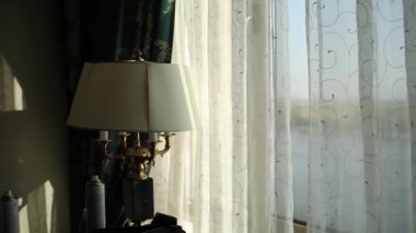 Otel odasında lamba döşemesi çok güzel.