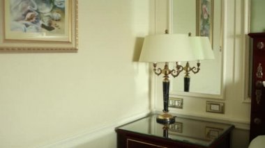 Otel odasında lamba döşemesi çok güzel.