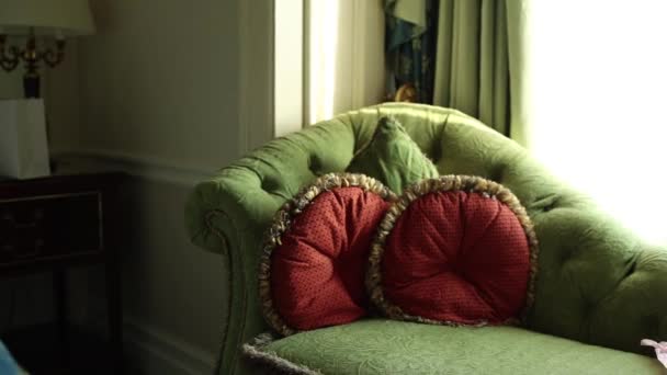Schönes Weiches Grünes Sofa Mit Roten Kissen — Stockvideo