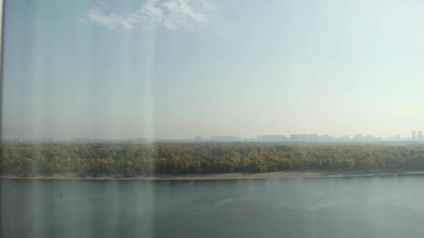 Όμορφη Θέα Από Παράθυρο Προς Ποτάμι — Αρχείο Βίντεο