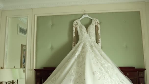 ベッドの上のシックな部屋で花嫁のウェディングドレス — ストック動画