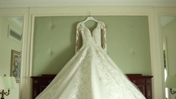 Robe Mariée Mariée Dans Une Chambre Chic Sur Lit — Video