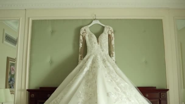 Robe Mariée Mariée Dans Une Chambre Chic Sur Lit — Video