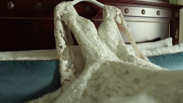 Abito Sposa Della Sposa Una Stanza Chic Sul Letto — Video Stock