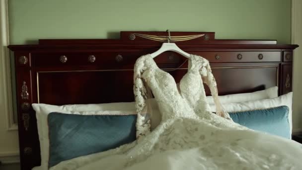 Trouwjurk Van Bruid Een Chique Kamer Het Bed — Stockvideo