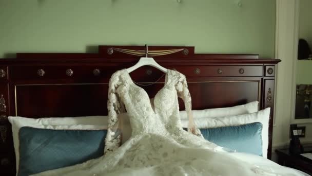 Robe Mariée Mariée Dans Une Chambre Chic Sur Lit — Video