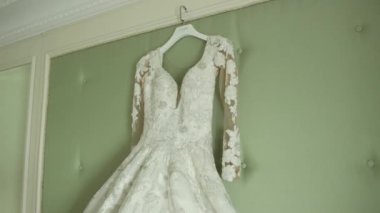 Gelinin gelinliği sabah odada.