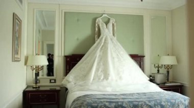 Gelinin gelinliği sabah odada.