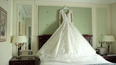 Gelinin gelinliği sabah odada.