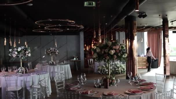 餐厅里漂亮的婚纱装饰 — 图库视频影像