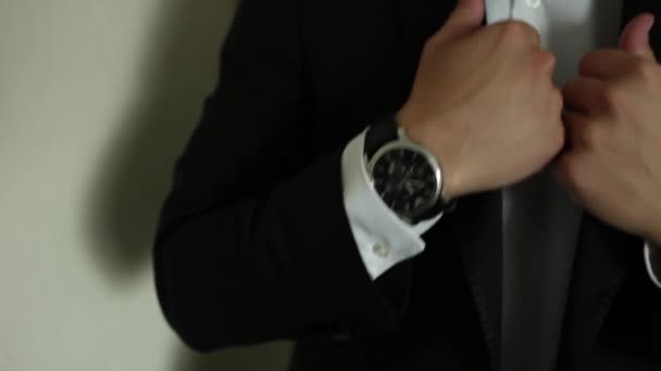 Hombre Con Traje Ajusta Reloj Mano — Vídeos de Stock