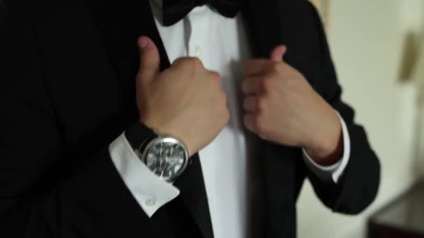 Hombre Con Traje Ajusta Reloj Mano — Vídeos de Stock