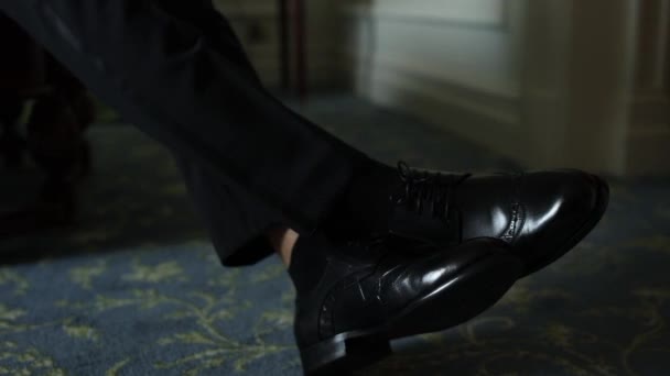 Belles Chaussures Noires Pour Hommes Sur Jambe Homme — Video