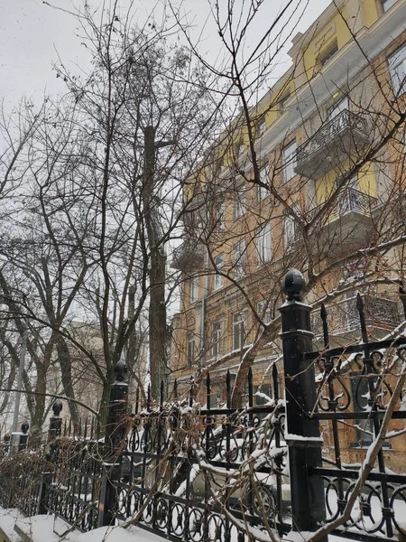 冬の雪に覆われた美しい都市の家 — ストック写真