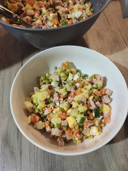 Ein Kochsalat Auf Dem Tisch Der Küche — Stockfoto