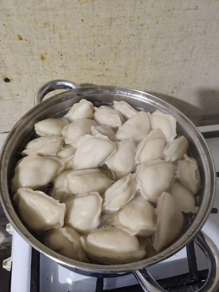 Ένα Dumplings Στο Τηγάνι Στην Κουζίνα — Φωτογραφία Αρχείου